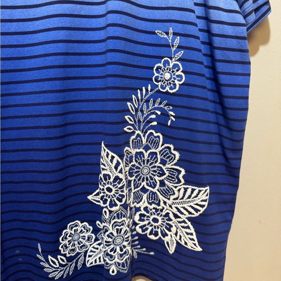 Alfred Dunner White and Blue Boxy Short Sleeve T-Shirt. Size L - Picture 5 of 7